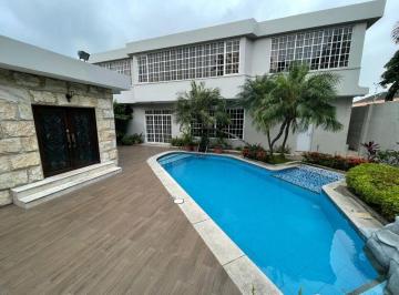 Casa de 5 habitaciones, Guayaquil · Amplia Casa en Venta en La Mejor Ubicación de Urdesa