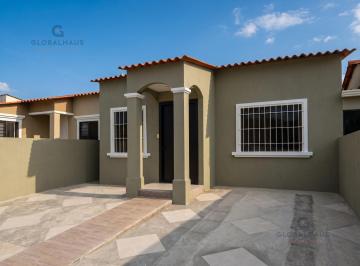 Casa · 96m² · 3 Habitaciones · 2 Estacionamientos · Alquiler Casa La Joya Etapa Opalo La Aurora, 3 Dorm. G. V.