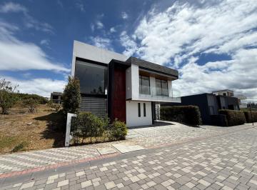 Casa · 370m² · 3 Habitaciones · 4 Estacionamientos · Casa en Puembo