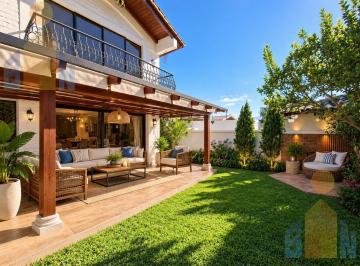 Casa · 328m² · 4 Habitaciones · 5 Estacionamientos · Venta Casa 4 Habitaciones Jardin Urbanizacion Seguridad