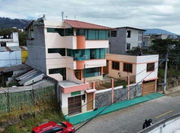 Casa de 5 habitaciones, Quito · En Venta o Renta Casa Rentera Frente Al Estadio de Nayon