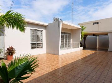Casa · 400m² · 4 Habitaciones · 4 Estacionamientos · Venta de Casa Quinta, Balsamos Urdesa Central Carp