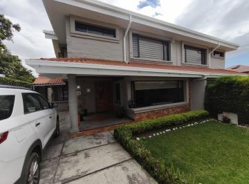 Casa · 254m² · 3 Habitaciones · 2 Estacionamientos · Casa de Venta de 580 m Dentro de Urbanización en Conocoto