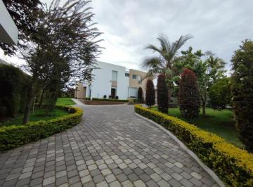 Casa · 270m² · 3 Habitaciones · 5 Estacionamientos · Linda y Amplia Casa Independiente en Venta Sector Nayón