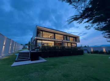 Casa · 650m² · 3 Habitaciones · 7 Estacionamientos · Casa en Puembo