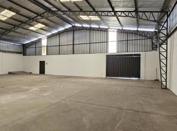 Bodega-Galpón · 790m² · 8 Estacionamientos · Galpón con Oficinas en Venta | San Isidro del Inca, Quito