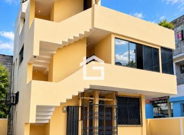 Casa de 5 habitaciones, Machala · Casa Familiar en Venta con Amplios Espacios y Terraza