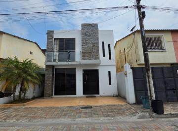 Casa · 110m² · 3 Habitaciones · 2 Estacionamientos · Se Vende Casa Remodelada Mucho Lote 2, Alameda del Rio. Anaa