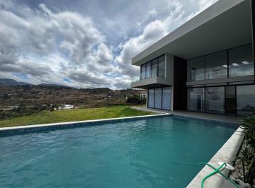 Casa de 4 habitaciones, Quito · Se Vende Casa Amplia con Linda Vista
