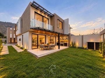 Casa de 3 habitaciones, Quito · Casa con Amplio Jardin en Venta en La Pampa