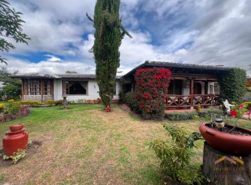 Casa · 401m² · 3 Habitaciones · 4 Estacionamientos · Casa de Una Planta en Venta, Valle de Los Chillos, Sector San Juan de Dios con Amplio Jardin