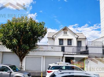 Casa · 447m² · 3 Habitaciones · Casa con Suite y 4 Locales Comerciales en Venta Sector La Mariscal