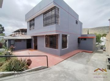 Casa · 267m² · 5 Habitaciones · 3 Estacionamientos · Casa en Venta con Habitación en Planta Baja, Suite y Jardin en La Mitad del Mundo