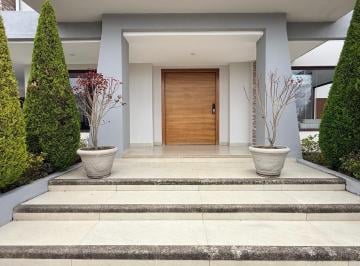 Casa · 300m² · 3 Habitaciones · 4 Estacionamientos · Casa en Venta, San Joaquín