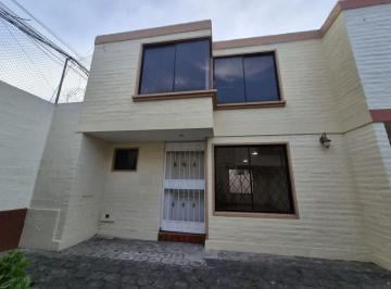 Casa de 3 habitaciones, Ibarra · Casa en Venta – Av Atahualpa, Ibarra
