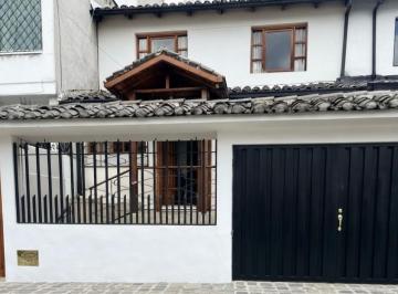 Casa · 132m² · 3 Habitaciones · 1 Estacionamiento · Casa Av Real Audiencia Conjunto Barcino 1