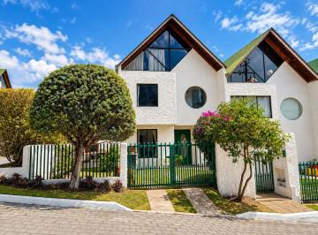 Casa de 3 habitaciones, Quito · Casa Esquinera en Venta | 224 m² | Ático Multifuncional | Bbq | Carcelén