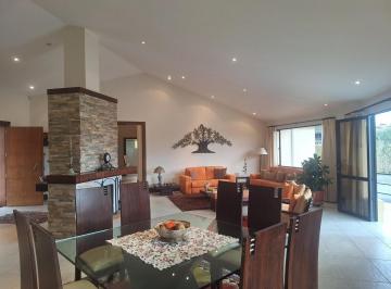Casa · 289m² · 3 Habitaciones · 4 Estacionamientos · Casa de Una Sola Planta con Amplio Jardín