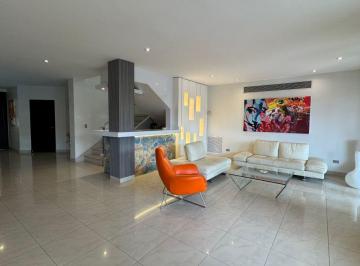 Casa de 4 habitaciones, Guayaquil · Se Vende Casa de 4 Habit en Urb. Laguna Club, Vía a La Costa