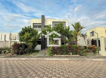 Casa de 4 habitaciones, Machala · Casa en Venta en Urbanización Palermo en Machala