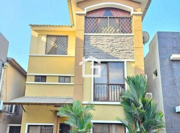 Casa de 4 habitaciones, Machala · Casa en Venta en Oro City 1, Machala