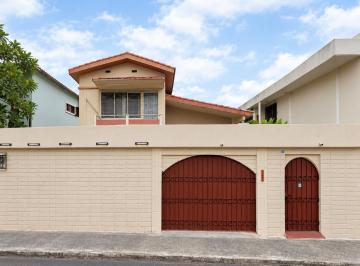 Casa · 202m² · 5 Habitaciones · 1 Estacionamiento · Casa en Venta en Urdesa Central | $190.000
