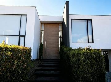 Casa de 3 habitaciones,  · Exclusiva Casa en Arriendo en Puembo | Moderna, Elegante y con Amplio Jardín