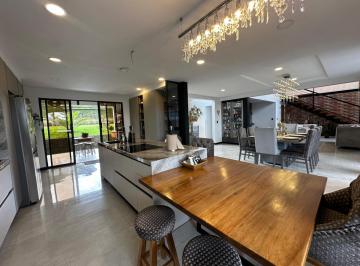 Casa · 350m² · 4 Habitaciones · 4 Estacionamientos · Hermosa Casa en Venta 350 Mtrs Habitable, Lote 2400 Mtrs2 en Pifo, Urbanización. Piscina
