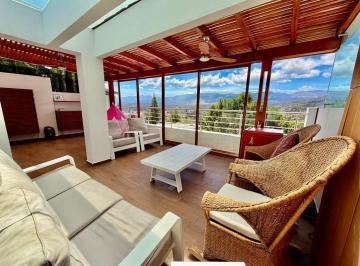 Casa · 277m² · 3 Habitaciones · 2 Estacionamientos · Mgv Venta Casa Independiente 3 Pisos Cumbaya Piscina Privada