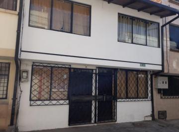 Casa · 134m² · 4 Habitaciones · Casa en Venta en Carapungo a Pocos Minutos del Portal Shopping