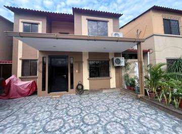 Casa · 170m² · 3 Habitaciones · 2 Estacionamientos · Alquiler de Casa Remodelada en La Joya Etapa Rubi
