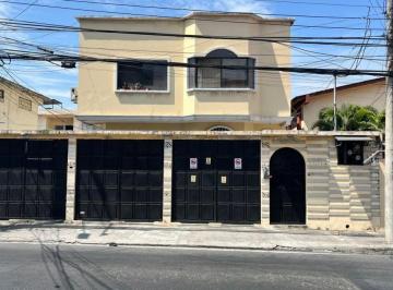 Casa de 8 habitaciones, Guayaquil · Casa Rentera en Venta en Urdesa Central en Calle Alianza y Ficus - N. Dorado