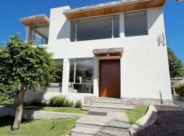Casa · 331m² · 3 Habitaciones · 2 Estacionamientos · Sra Casa en Cumbayá
