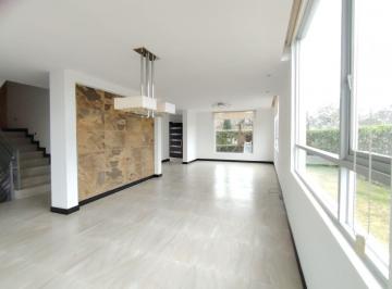 Casa de 4 habitaciones, Quito · Amplia Casa en Venta Sector Nayon Moderna Hermosa Vista
