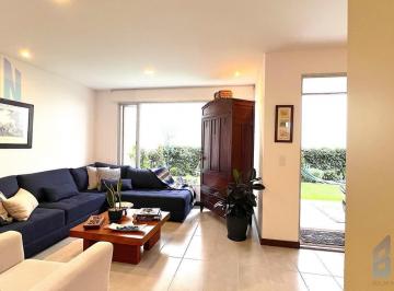 Casa · 200m² · 3 Habitaciones · 2 Estacionamientos · Casa en Venta en Cumbayá, Cerca a La Usfq Dentro de Urbanización Privada
