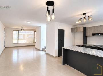 Casa · 140m² · 3 Habitaciones · 2 Estacionamientos · Renta Casa en Puembo