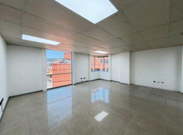 Oficina comercial , Cuenca · Oficina en Alquiler en Edificio Moderno en Av Paucarbamba en Cuenca