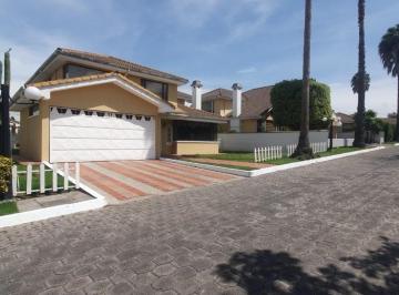 Casa · 180m² · 2 Estacionamientos · Casa de Estilo Americano en Venta en Tumbaco