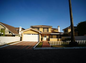 Casa · 180m² · 2 Estacionamientos · Casa de Estilo Americano en Venta en Tumbaco