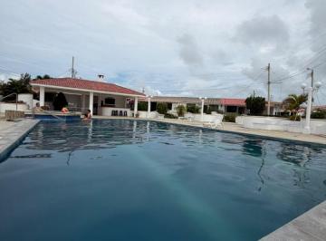 Casa de 3 habitaciones, Salinas · Casa en Venta en Salinas $52.000 | 3 Dorm., 2 Parqueos y Piscinas en El Oasis