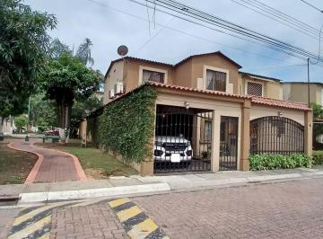 Casa de 3 habitaciones, Daule · Casa Esquinera en Venta en La Joya - Esmeralda. - J. León
