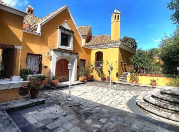 Casa de 4 habitaciones, Quito · Casa en Venta 431 m² · Altos del Valle, Miravalle · Terreno de 617 m². Oportunidad de Inversión