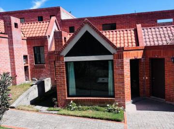 Casa de 4 habitaciones, Quito · Casa de Ladrillo Visto, Tipo Chalet