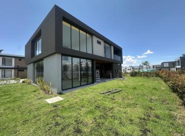 Casa · 295m² · 3 Habitaciones · 2 Estacionamientos · Casa de Estreno de Venta en Puembo Dentro de Urbanización