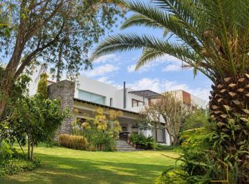 Casa · 500m² · 4 Habitaciones · 3 Estacionamientos · Hermosa, Elegante Atemporal Casa en Cumbaya