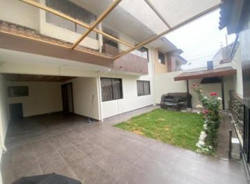 Casa · 220m² · 3 Habitaciones · 2 Estacionamientos · Casa en Venta Ubicada en La Calle Daniel Alvarado y Av de Las Américas Cuenca Ec.