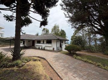 Casa de 3 habitaciones, Quito · En Venta Terreno de 2543.35 m² con Casa de 366 m² en Campo Alegre