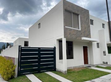 Casa de 3 habitaciones, Quito · Rento Casa Valle de Los Chillos