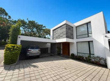 Casa de 3 habitaciones, Quito · Hermosa Casa Moderna de Venta en Tanda! Vista!