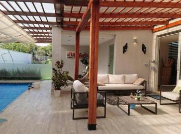 Casa · 385m² · 4 Habitaciones · 5 Estacionamientos · Venta Espectacular Casa 4 Dorm., Piscina, Urbanización Privada, Nayón